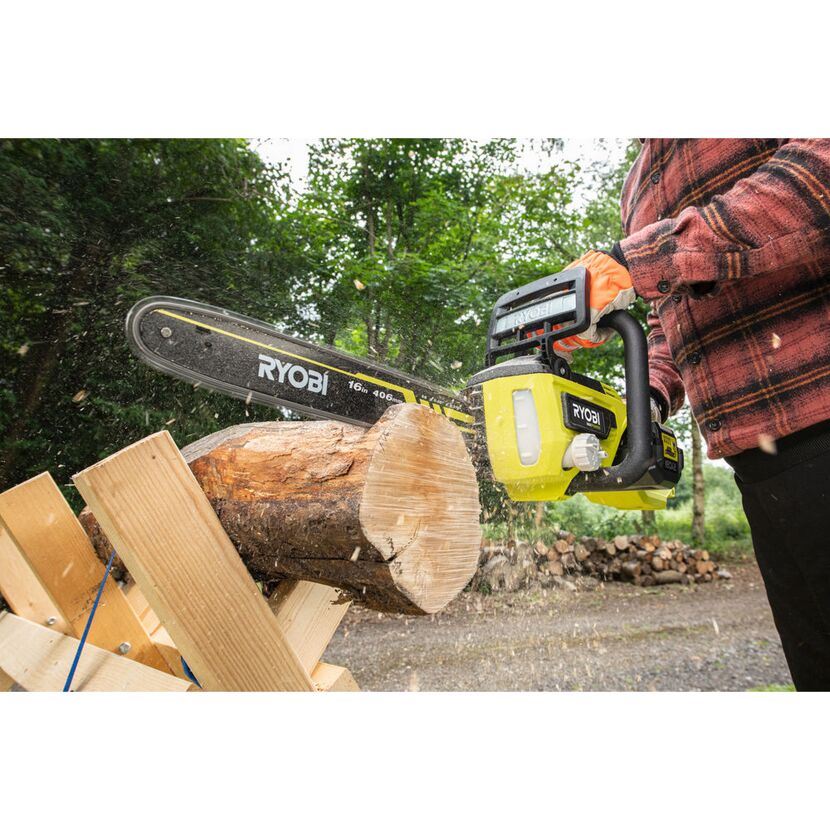 Person sägt mit RYOBI Akku-Kettensäge einen Baumstamm.