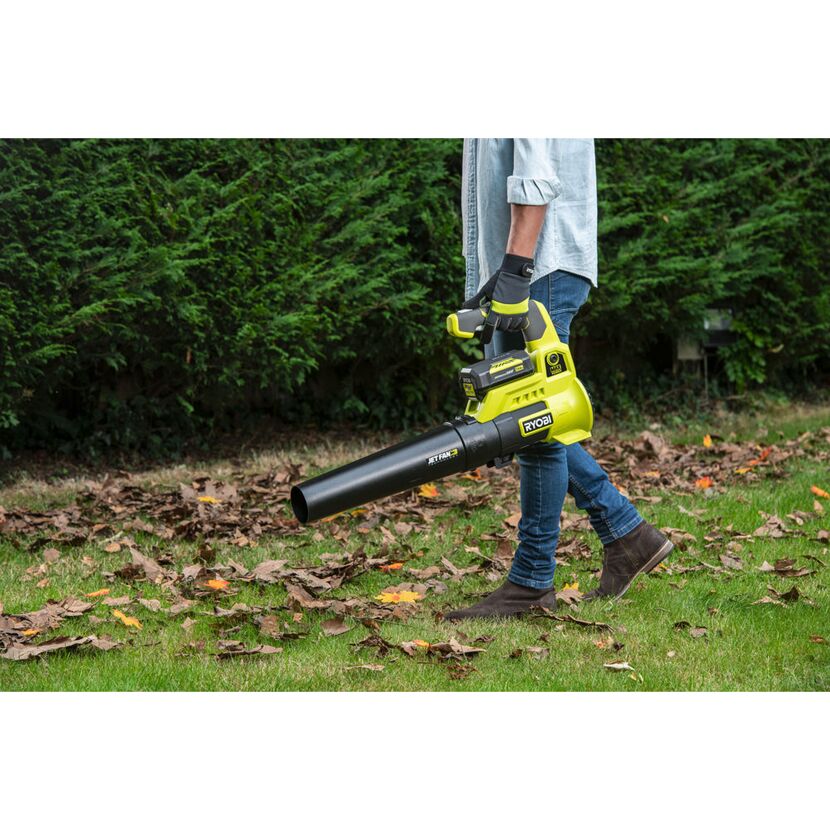 Person verwendet Laubbläser von Ryobi.