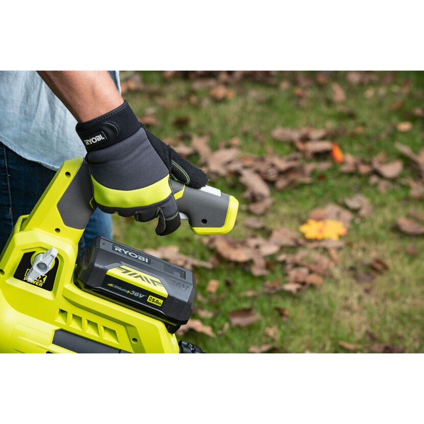 Person hält ein RYOBI Akku-Laubgebläse.