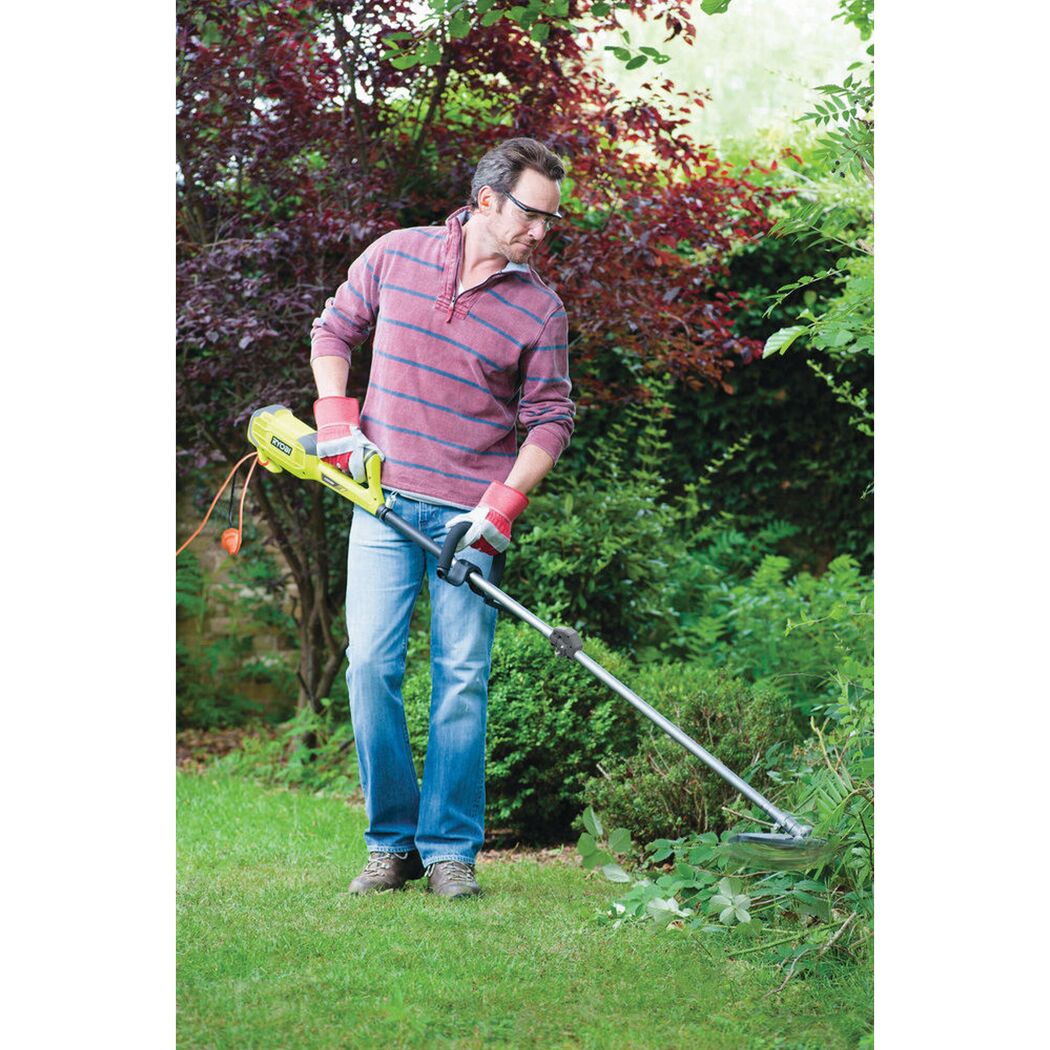 Person verwendet eine Sense von Ryobi.