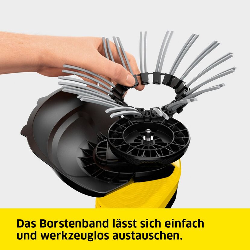 Hand tauscht Borstenband des Unkrautvernichters aus