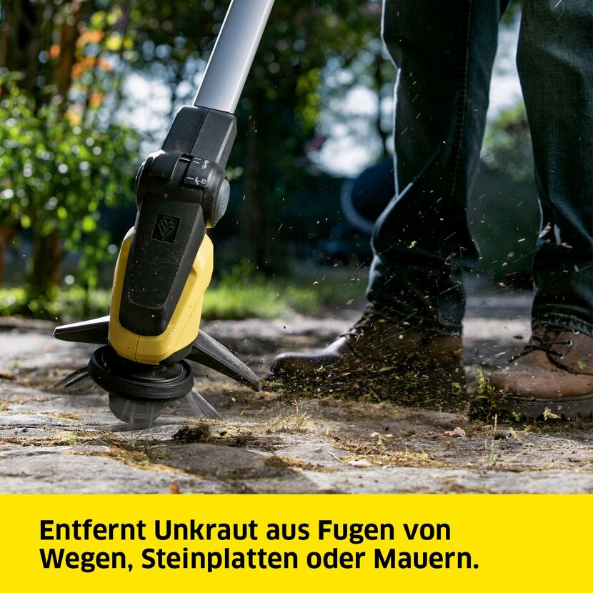 Person entfernt Unkraut mit Fugenreiniger