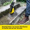 Person entfernt Moos mit einem Gerät von Karcher.