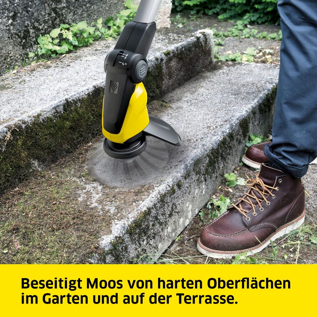 Person entfernt Moos mit einem Gerät von Karcher.