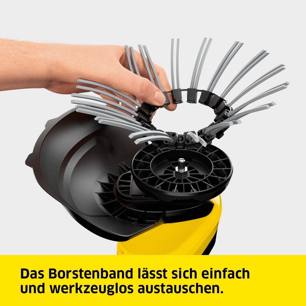 Person tauscht Borstenband des Unkrautvernichters aus
