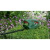 Bosch Heckenschere EasyHedge 55 beim Schneiden einer Hecke