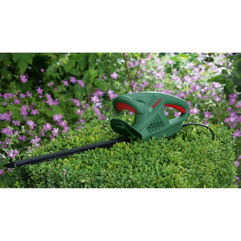 Bosch Heckenschere EasyHedge 55 beim Schneiden einer Hecke