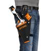 Person trägt eine STIHL Akku-Heckenschere GTA 26 im Holster.