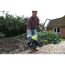 Person mit Kultivator im Garten