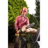 Person sägt Holz mit einer RYOBI Elektro-Kettensäge
