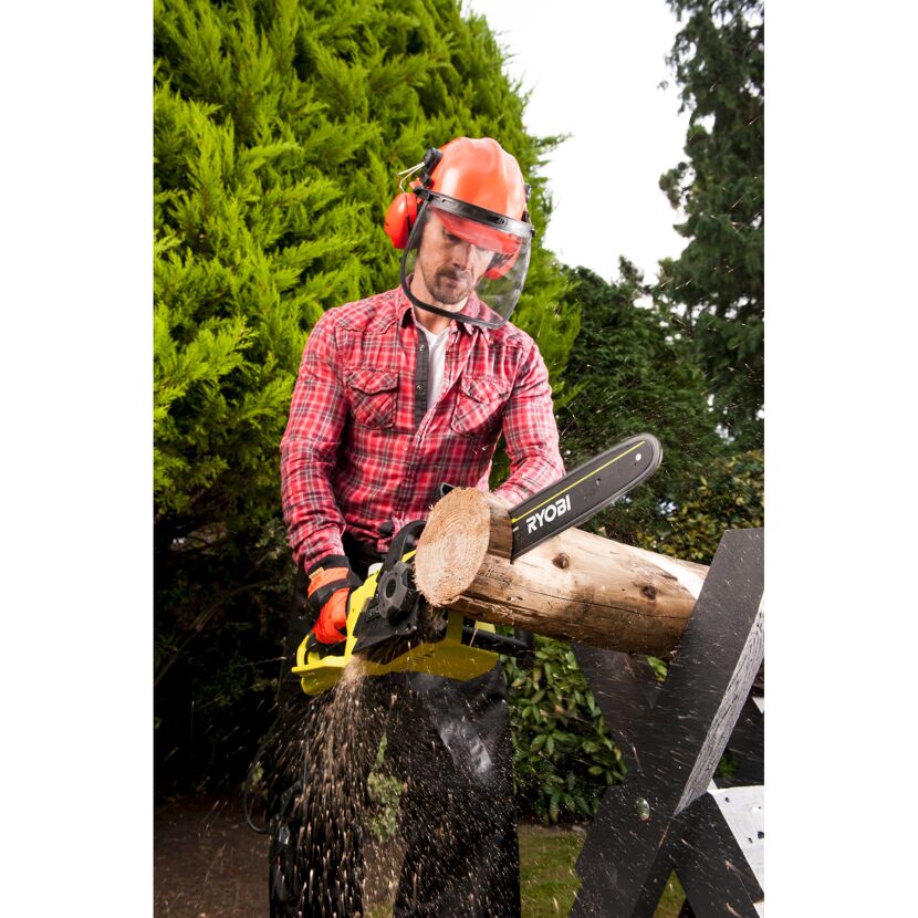 Person sägt Holz mit einer RYOBI Elektro-Kettensäge