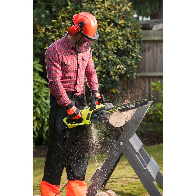 Person sägt mit RYOBI Elektro-Kettensäge einen Baumstamm.