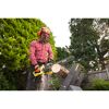 Person sägt Holz mit RYOBI Elektro-Kettensäge