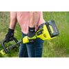 Person verwendet einen RYOBI Akku-Trimmer.