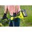 Person verwendet einen RYOBI Akku-Trimmer.