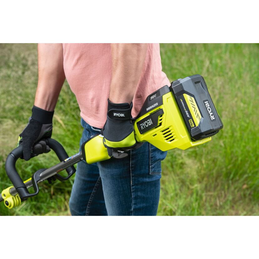 Person verwendet einen RYOBI Akku-Trimmer.
