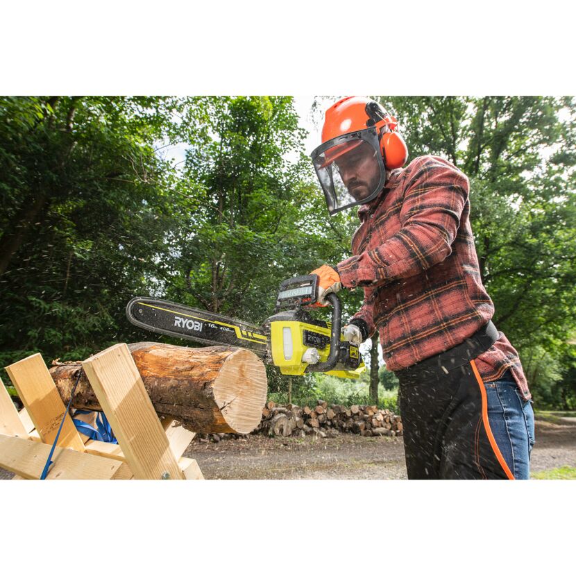 Person sägt mit RYOBI Akku-Kettensäge einen Baumstamm.