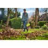 Person verwendet Laubbläser im Garten