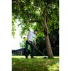 Person trimmt Gras mit Akku-Rasentrimmer