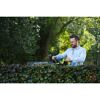Person schneidet Hecke mit RYOBI Akku-Heckenschere