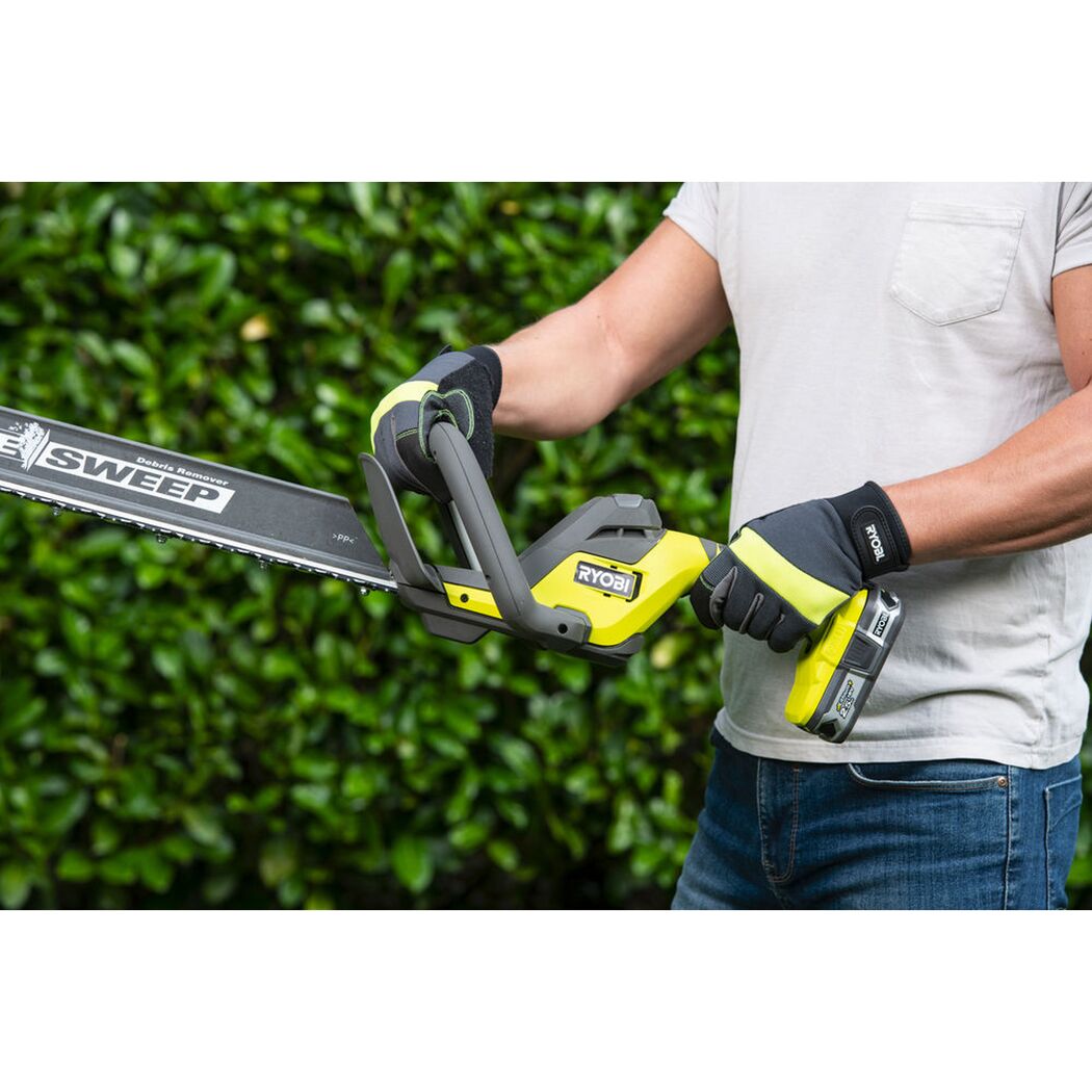 Person verwendet die RYOBI Akku-Heckenschere