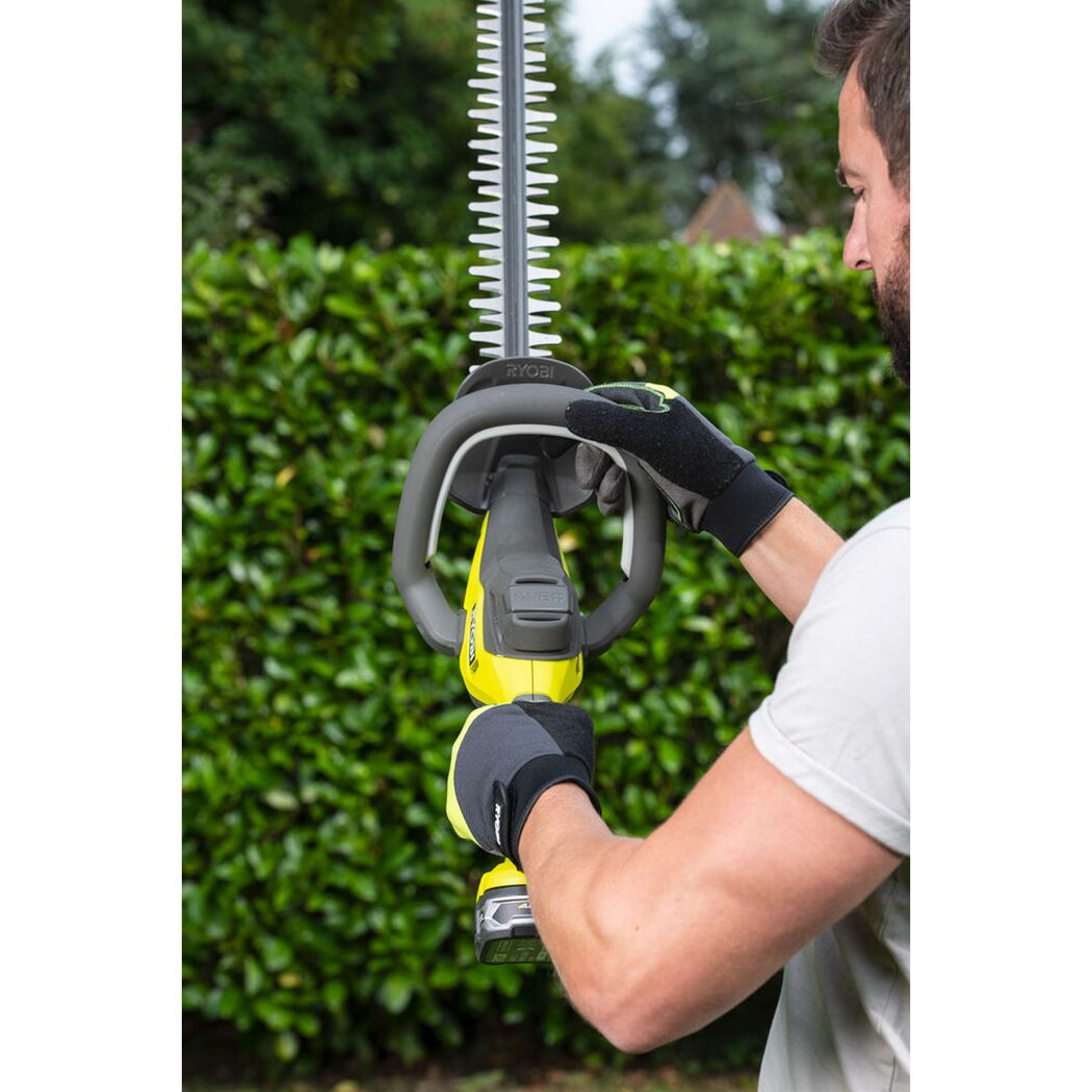 Person mit RYOBI Akku-Heckenschere