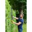 Person schneidet Hecke mit Akku-Heckenschere