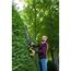 Person schneidet Hecke mit Akku-Heckenschere