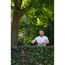 Person schneidet Hecke mit Akku-Heckenschere