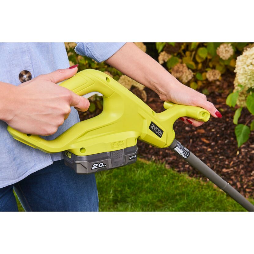 Person hält einen Ryobi Akku-Rasentrimmer.