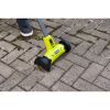 Person reinigt Pflasterfugen mit RYOBI Fugenreiniger