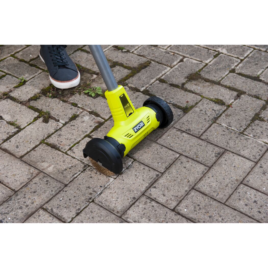 Person reinigt Pflasterfugen mit RYOBI Fugenreiniger