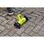 Person reinigt Pflasterfugen mit RYOBI Fugenreiniger