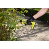 Person schneidet eine Pflanze mit der Akku-Gartenschere RYOBI.