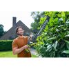 Person schneidet Hecke mit Akku-Heckenschere