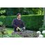 Person schneidet Hecke mit Akku-Heckenschere