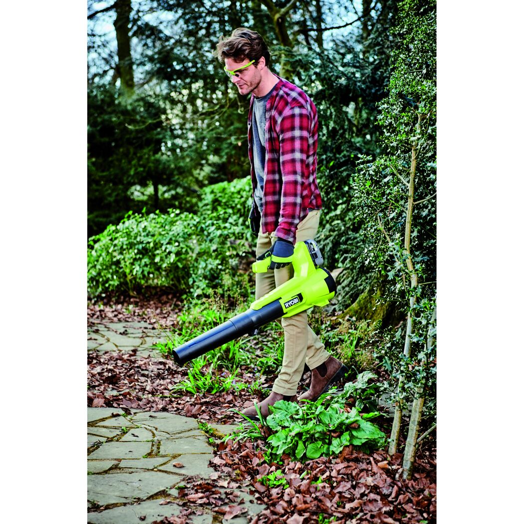 Person verwendet Laubbläser von Ryobi.
