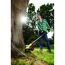Person verwendet Akku-Rasentrimmer RY18LTX33A-0 am Baum
