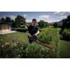 Person schneidet Hecke mit Akku-Heckenschere