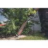 Person schneidet Hecke mit Akku-Heckenschere