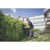 Person schneidet Hecke mit Akku-Heckenschere