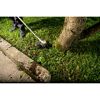 Person verwendet Akku-Rasentrimmer am Baum