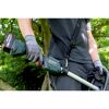 Person hält einen Akku-Rasentrimmer von Metabo