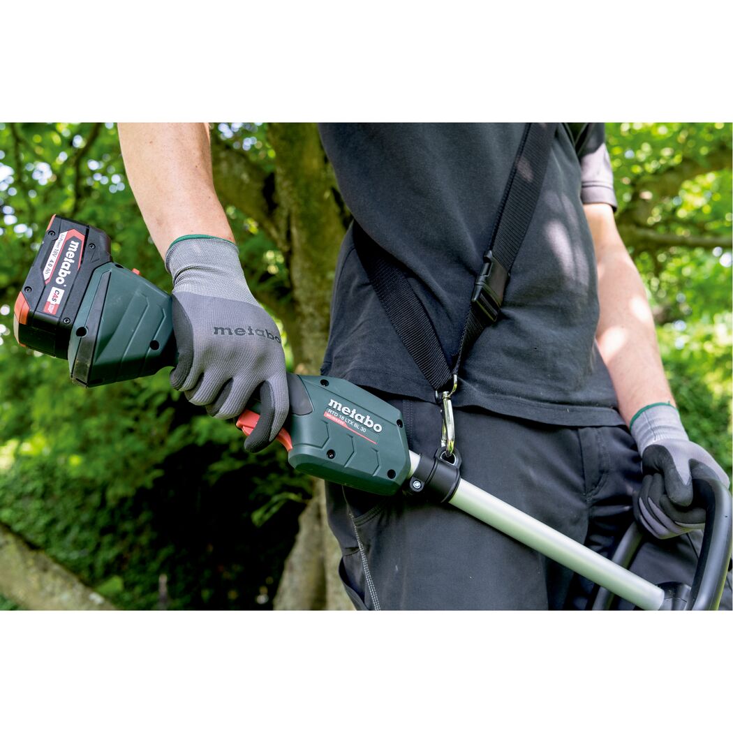 Person hält einen Akku-Rasentrimmer von Metabo