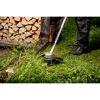Person trimmt Gras mit einem Akku-Rasentrimmer von Metabo.