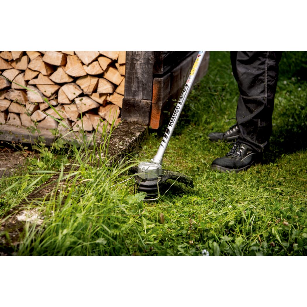 Person trimmt Gras mit einem Akku-Rasentrimmer von Metabo.