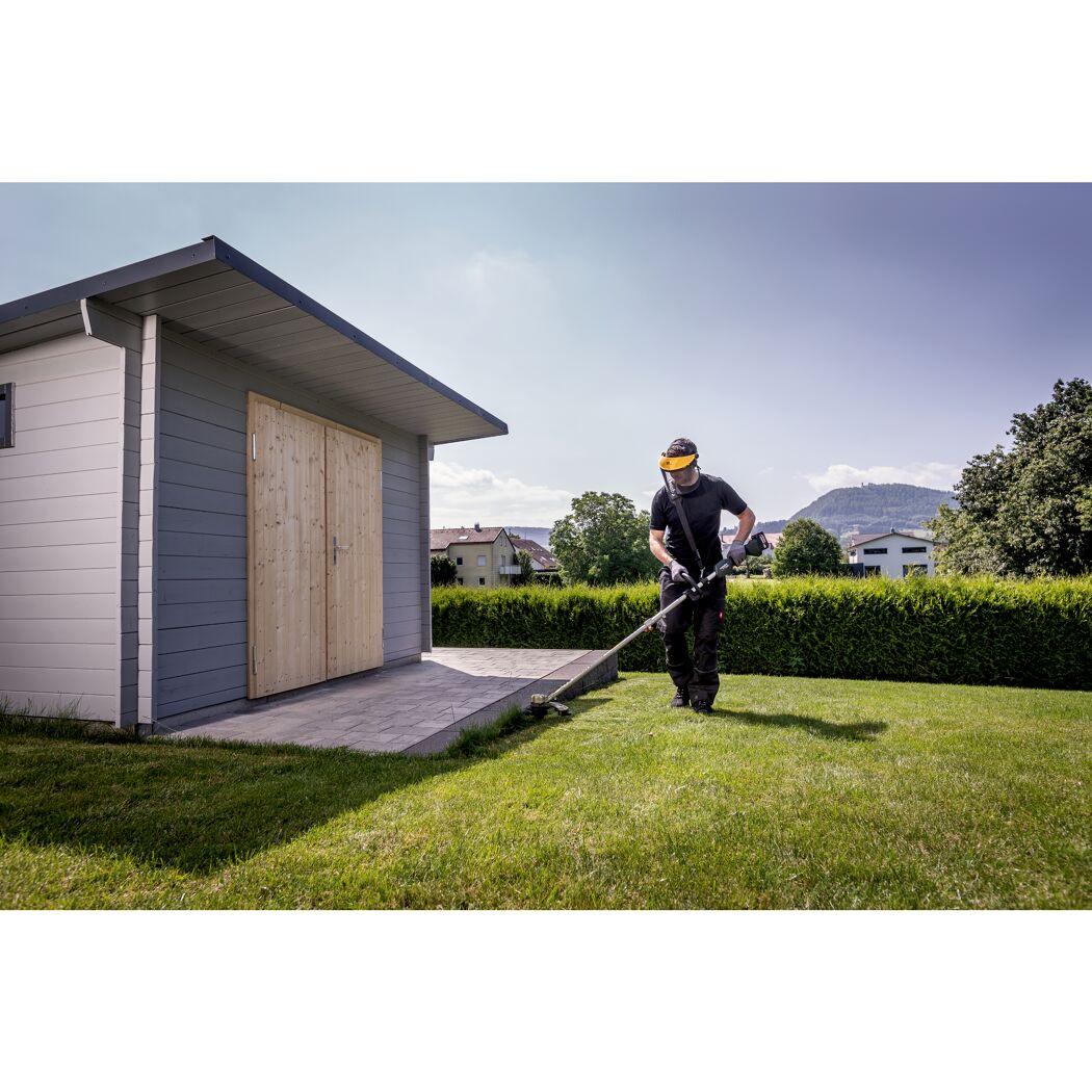Person mäht Rasen mit Akku-Rasentrimmer