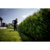 Person schneidet Hecke mit Akku-Rasentrimmer