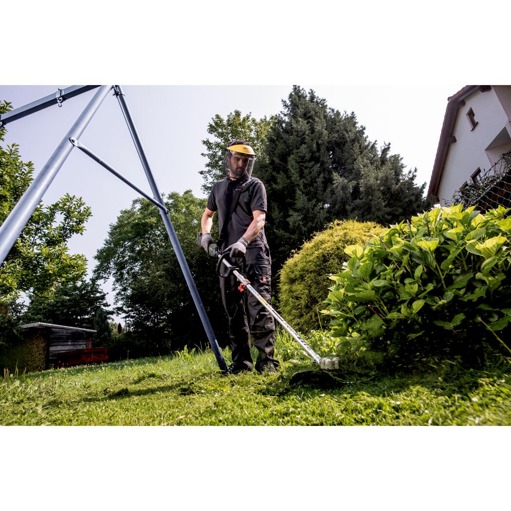Person mäht Rasen mit Akku-Rasentrimmer
