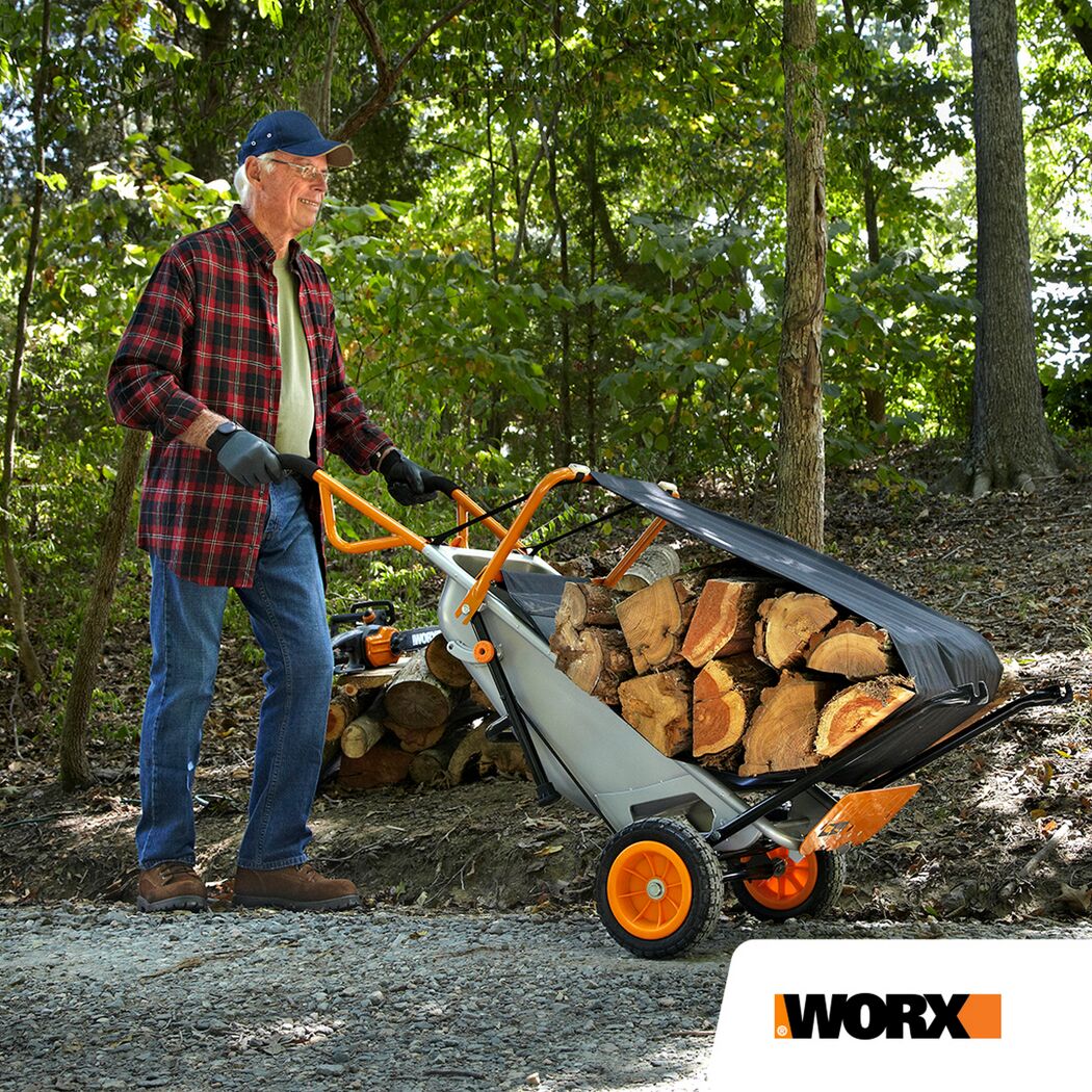 Person transportiert Holzscheite mit der Worx Aerocart Schubkarre.